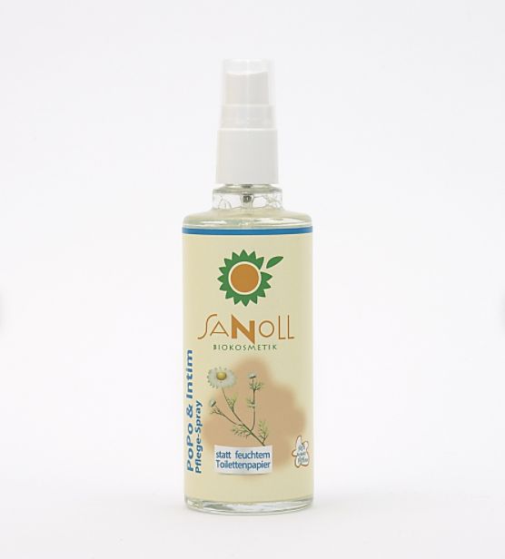Sprühflasche mit weißem Sprühkopf. Aufschrift: SANoll Biokosmetik, PoPo & Intim Pflege-Spray. Etikett mit Sonnenblumen-Logo und Kamillenblüten.