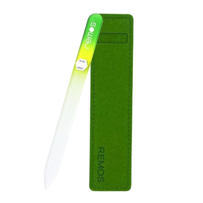 Glasnagelfeile mit grünem Etui. Marke REMOS. Etui mit Logo. Auf weißem Hintergrund.