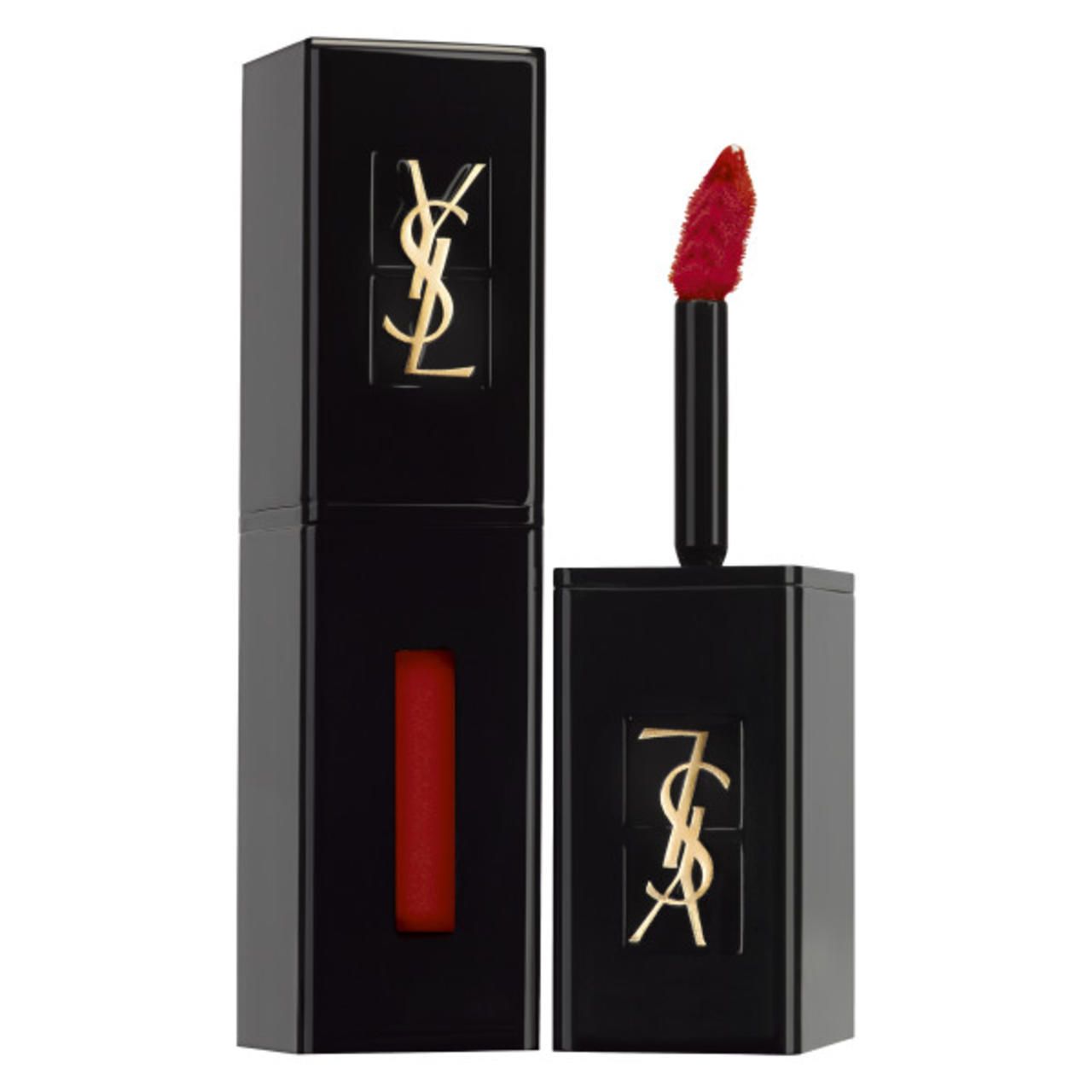 Schwarzer Lippenstiftbehälter mit goldenem Logo. Roter Applikator mit Produkt. Geöffneter Behälter mit rotem Produkt sichtbar.
