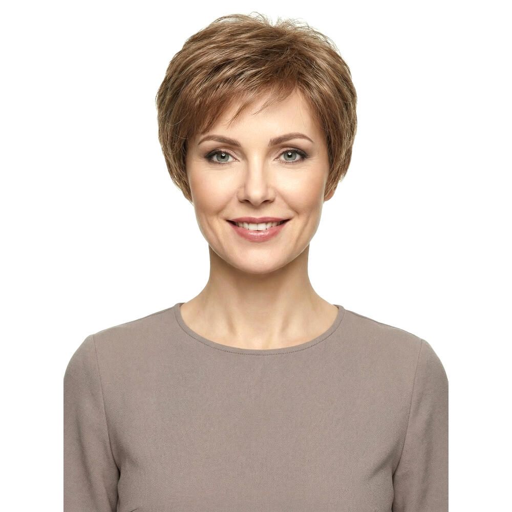 Kurzhaarperücke in Braun-Blond-Tönen. Frontale Ansicht einer Frau mit Perücke und braunem Oberteil.