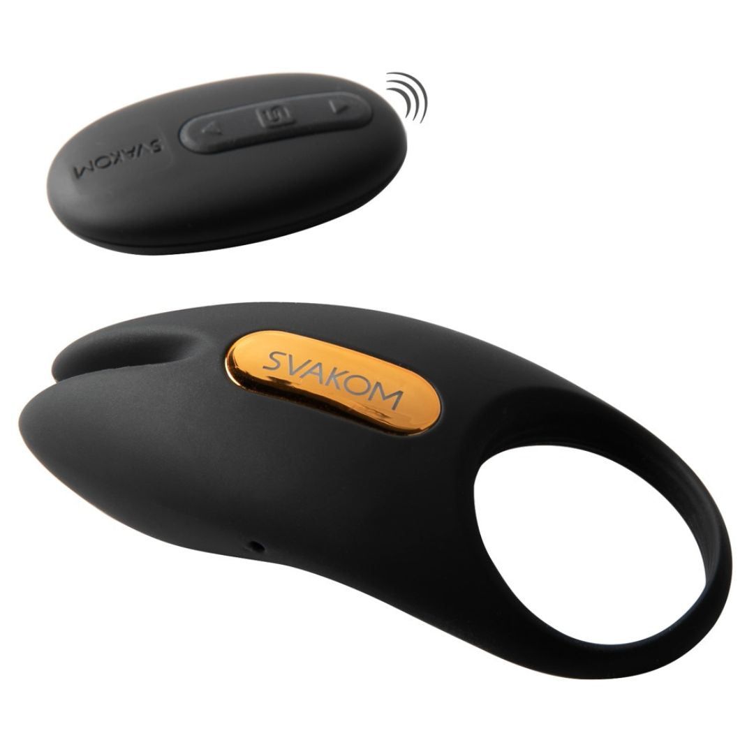 Schwarzes Wellness-Produkt mit Ring und Fernbedienung. Goldfarbenes Logo SVAKOM. Fernbedienung mit Tasten.