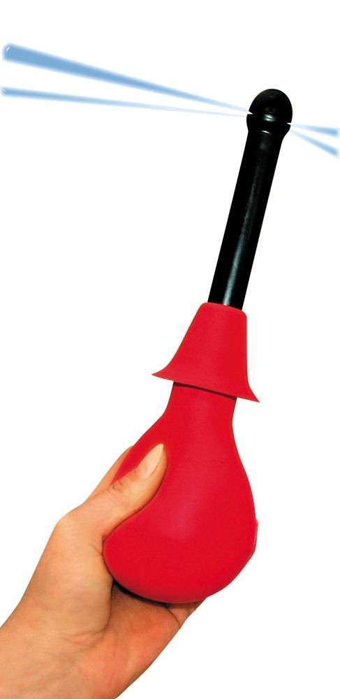 Rote Intimdusche in Hand gehalten. Schwarzer Aufsatz, Wasserstrahl. Zylindrischer Aufsatz mit breiter Basis.