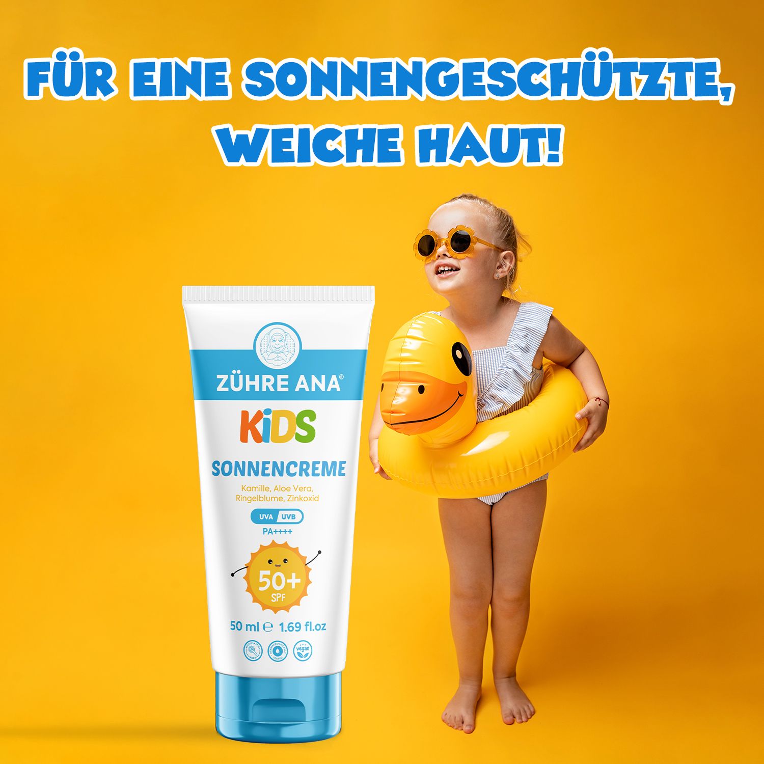 Kind mit Gummireifen und Zühre Ana Kids Sonnencreme LSF 50+ vor gelbem Hintergrund.