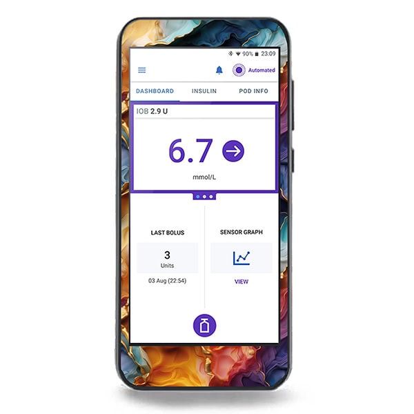 Smartphone mit Diasticker-Design. Auf dem Bildschirm werden Gesundheitsdaten angezeigt: 6,7 mmol/L, 3 Einheiten, Sensor-Diagramm.