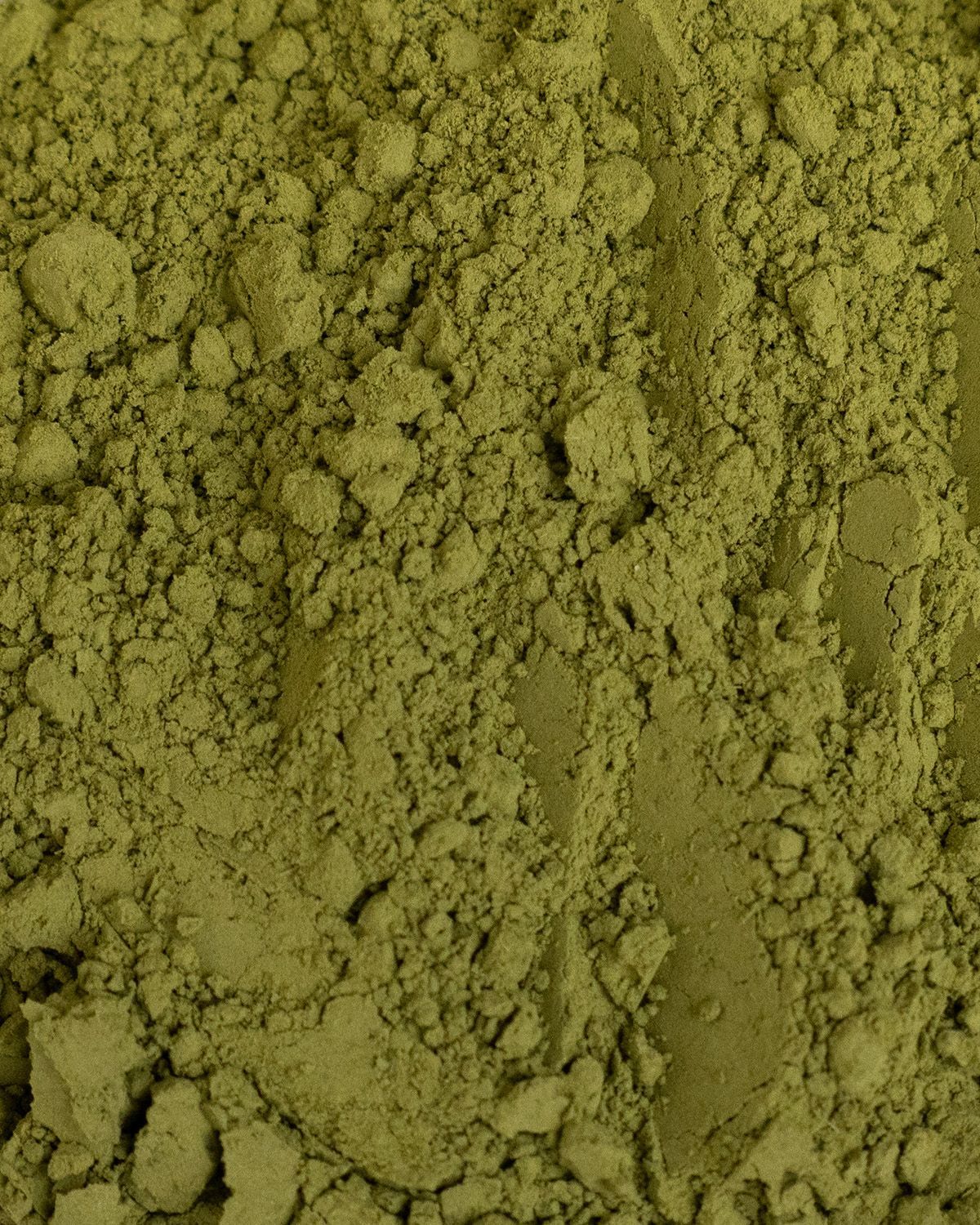Nahaufnahme von grünem Matcha-Pulver. Die Textur ist sichtbar.
