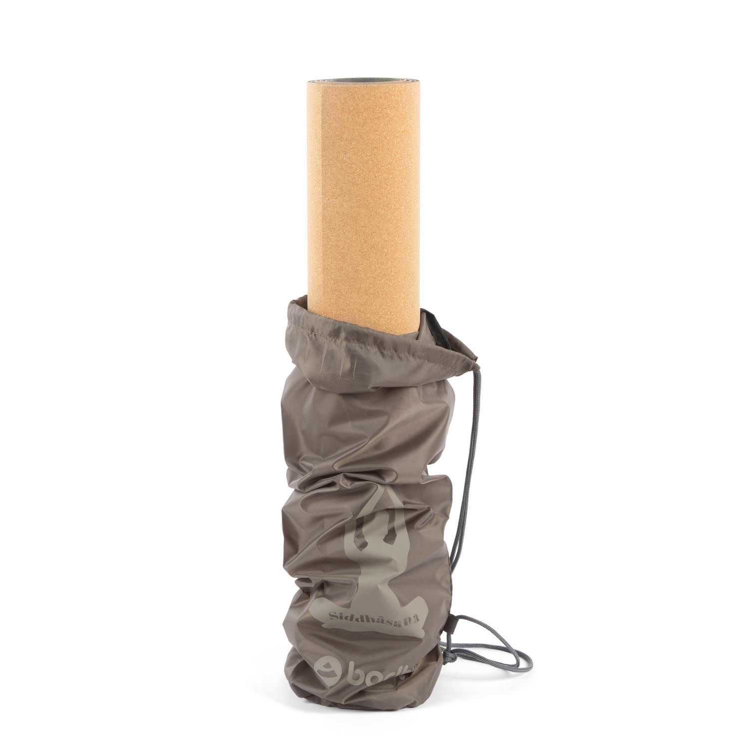 Yogamatte in taupefarbener Tasche. Auf der Tasche sind Logo und Schriftzug abgebildet.