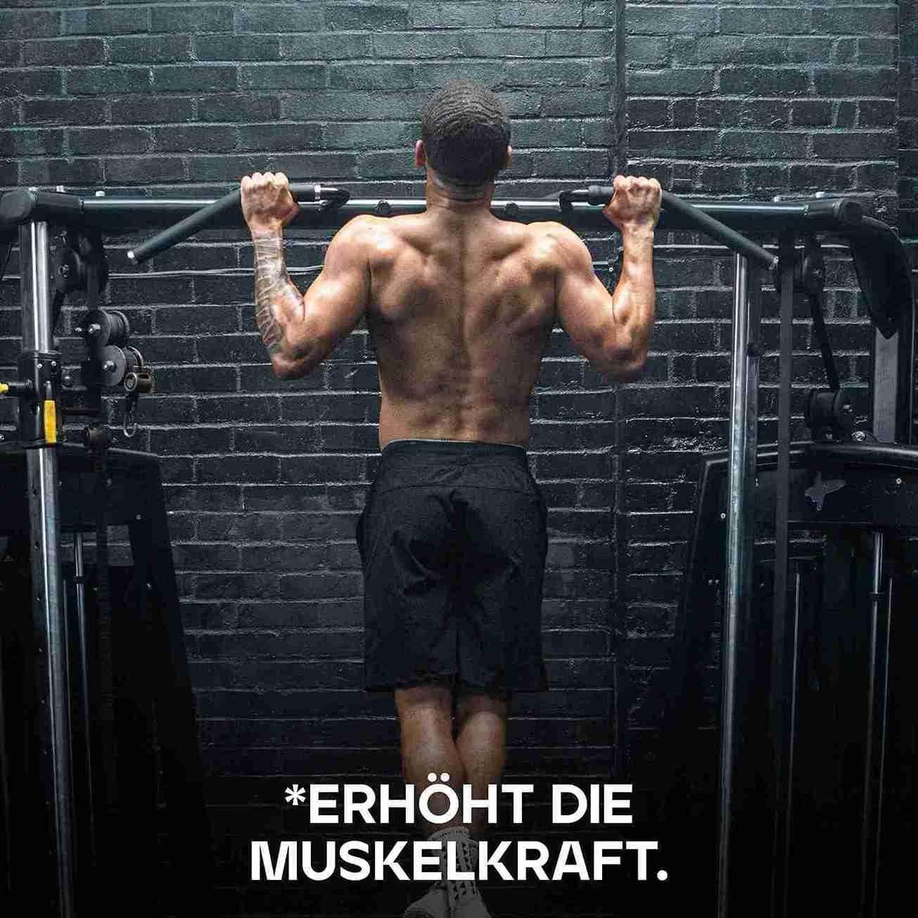 Mann trainiert an einer Klimmzugstange. Text: *ERHÖHT DIE MUSKELKRAFT.