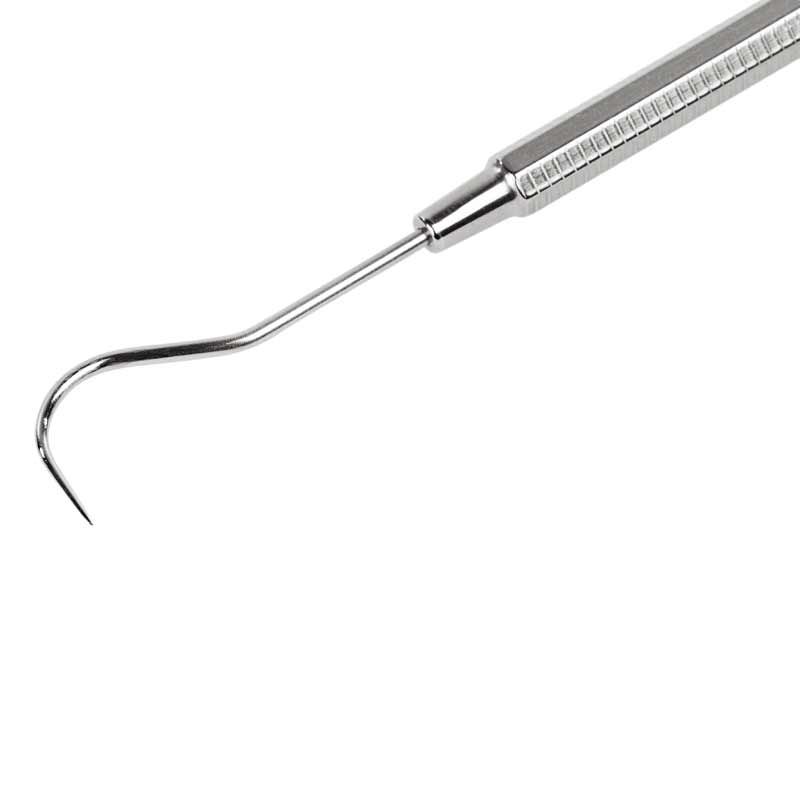 Sonde mit gebogener, feiner Spitze. Metall, geriffeltem Griff. Nahaufnahme, weißer Hintergrund.
