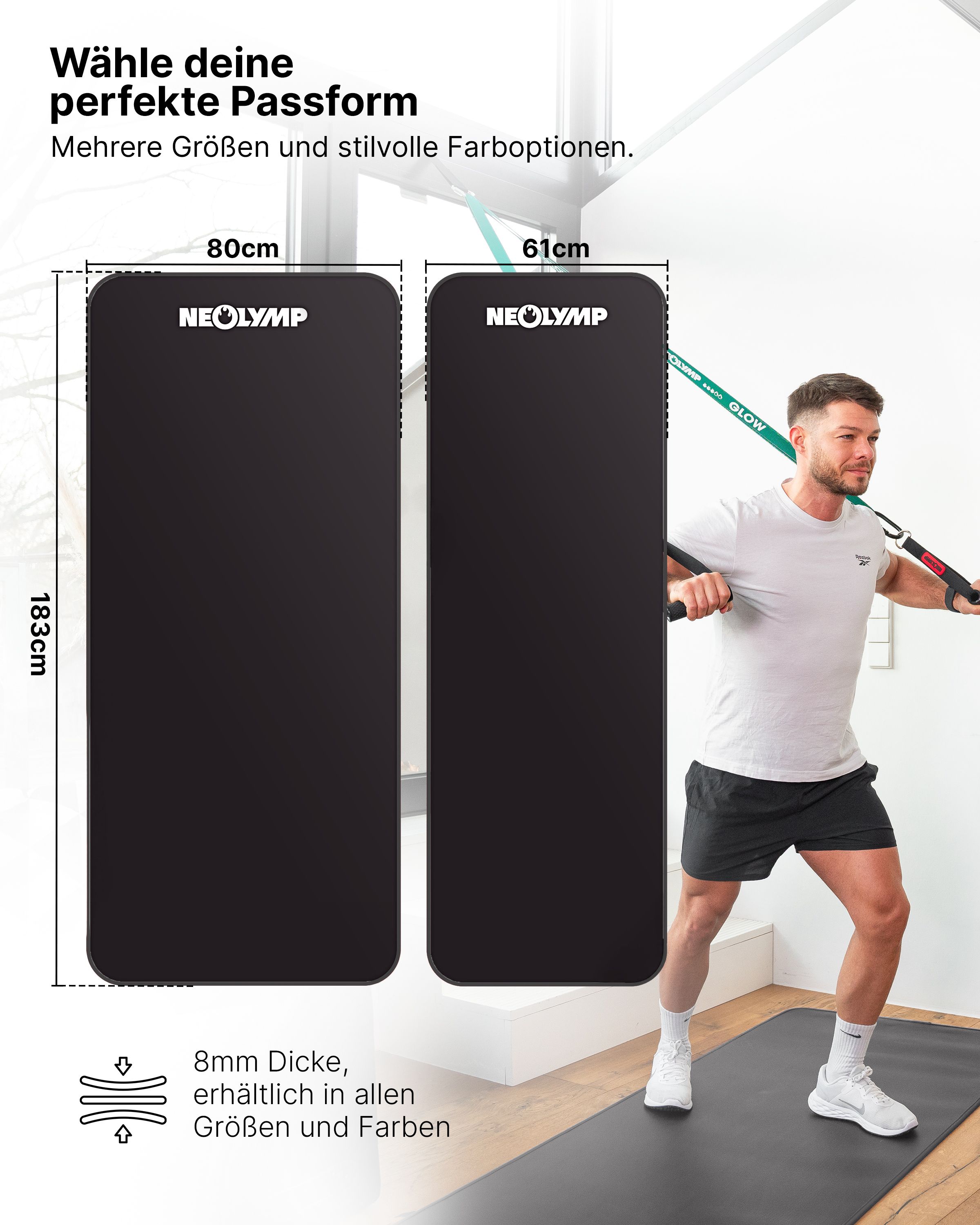 Zwei schwarze Fitnessmatten mit dem Logo. Eine Matte ist 80cm breit, die andere 61cm. Ein Mann trainiert mit einem Trainingsband.