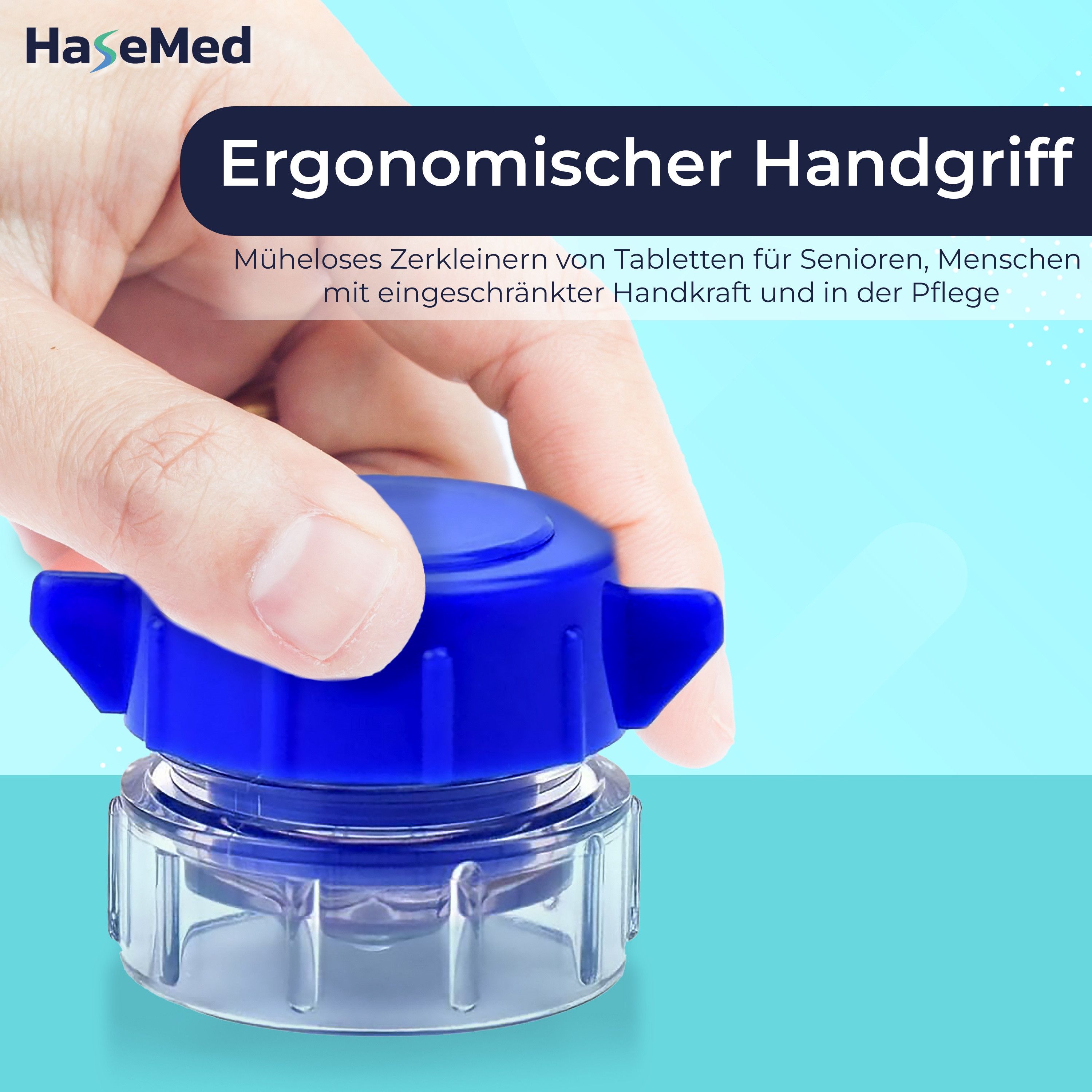 Tablettencrusher mit blauem Deckel und transparentem Behälter. Eine Hand hält den Crusher. Ergonomischer Handgriff.