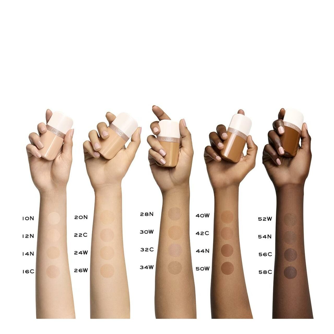 Hände mit verschiedenen Hauttönen. Auf jeder Hand ist ein Tropfen Serum. Farbtonnummern sind sichtbar.