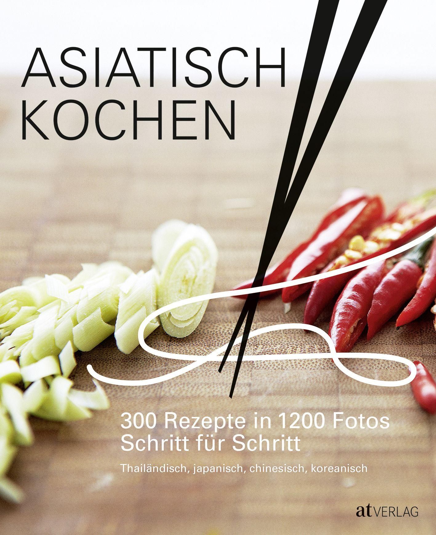 Buchcover mit Titel "Asiatisch Kochen". Abgebildet sind Zutaten, Stäbchen und Text. Untertitel: 300 Rezepte in 1200 Fotos Schritt für Schritt.