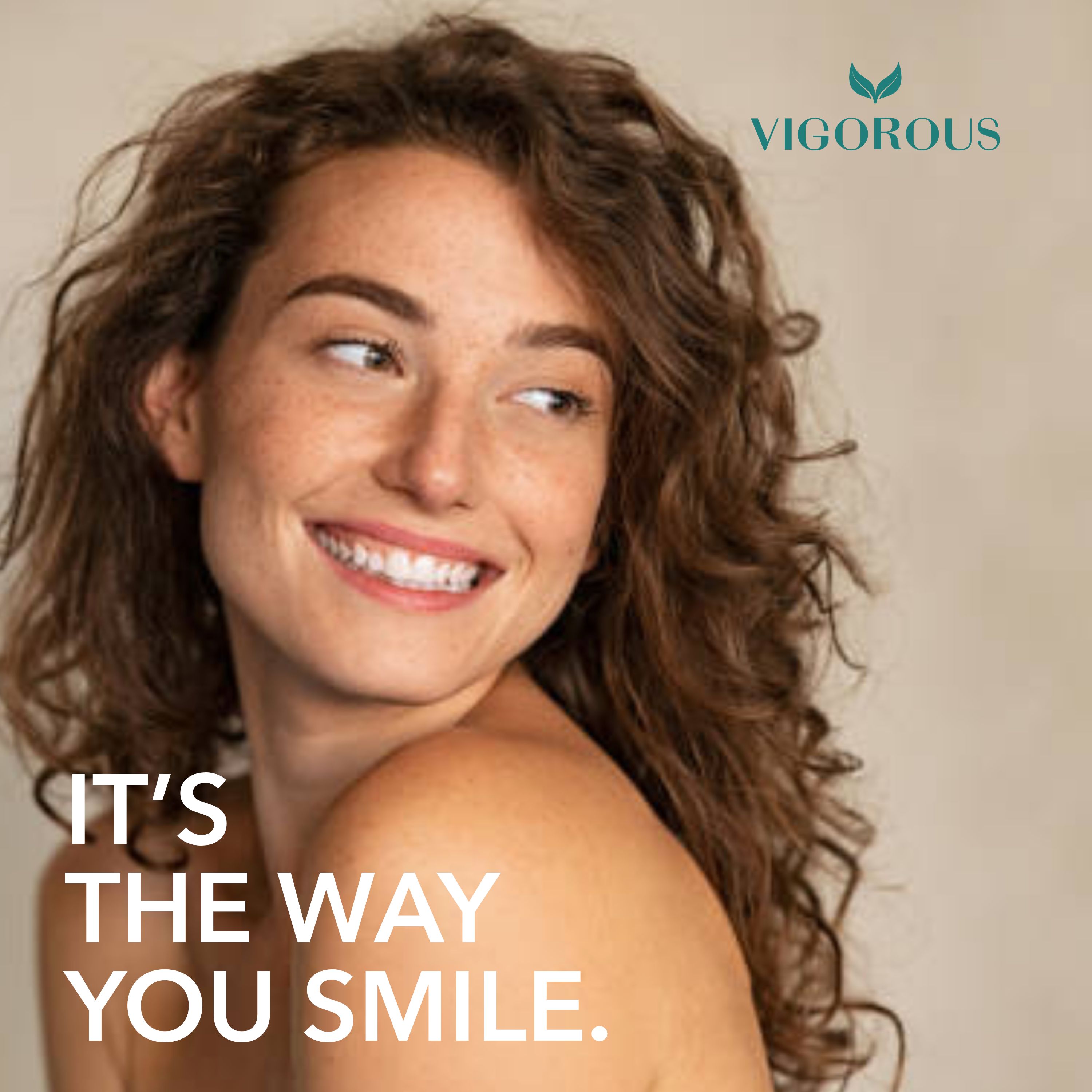 Porträt einer lächelnden Frau. Aufschrift: IT'S THE WAY YOU SMILE.