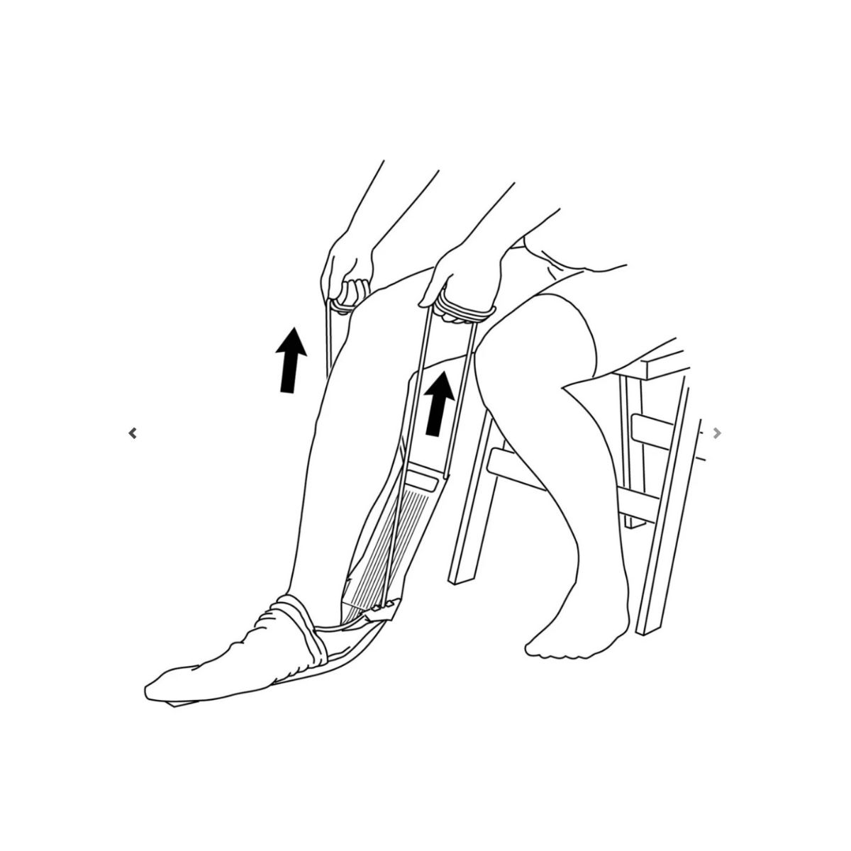 Schwarz-Weiß-Illustration: Person benutzt ein Hilfsmittel, um eine Socke anzuziehen. Pfeile zeigen die Richtung an.