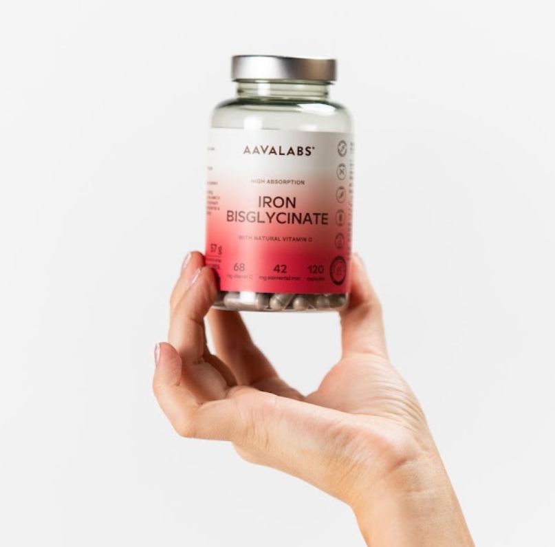 Hand hält eine Flasche Aavalabs Eisenbisglycinat Kapseln.