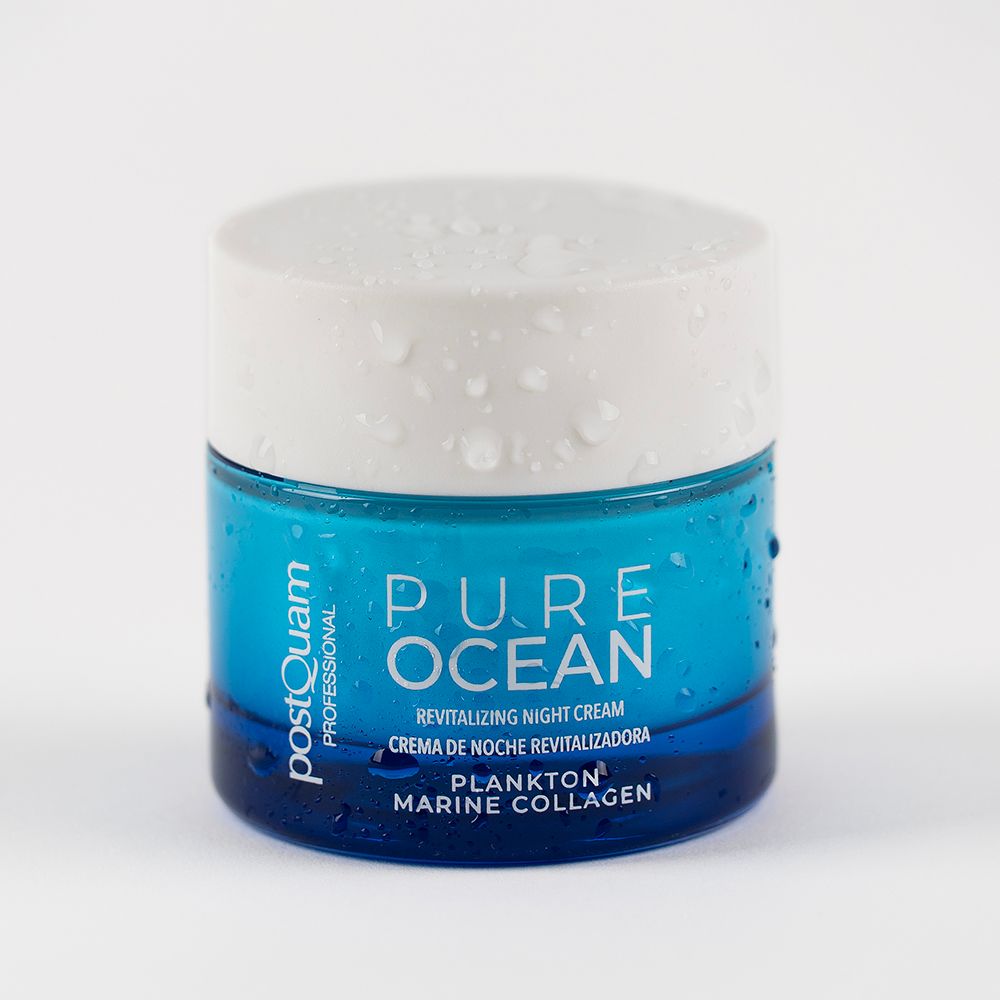 Blaue Nachtcreme-Dose PostQuam mit weißem Deckel. Aufschrift: Pure Ocean, Revitalizing Night Cream, Plankton Marine Collagen. Wassertropfen.