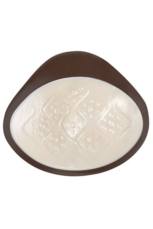 Brustprothese, braun, mit weißer Innenseite. Oberfläche mit geprägtem Muster.