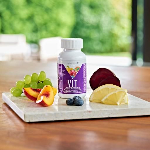 Forever Vit Flasche mit Obst und Gemüse auf einem Steinplatte.