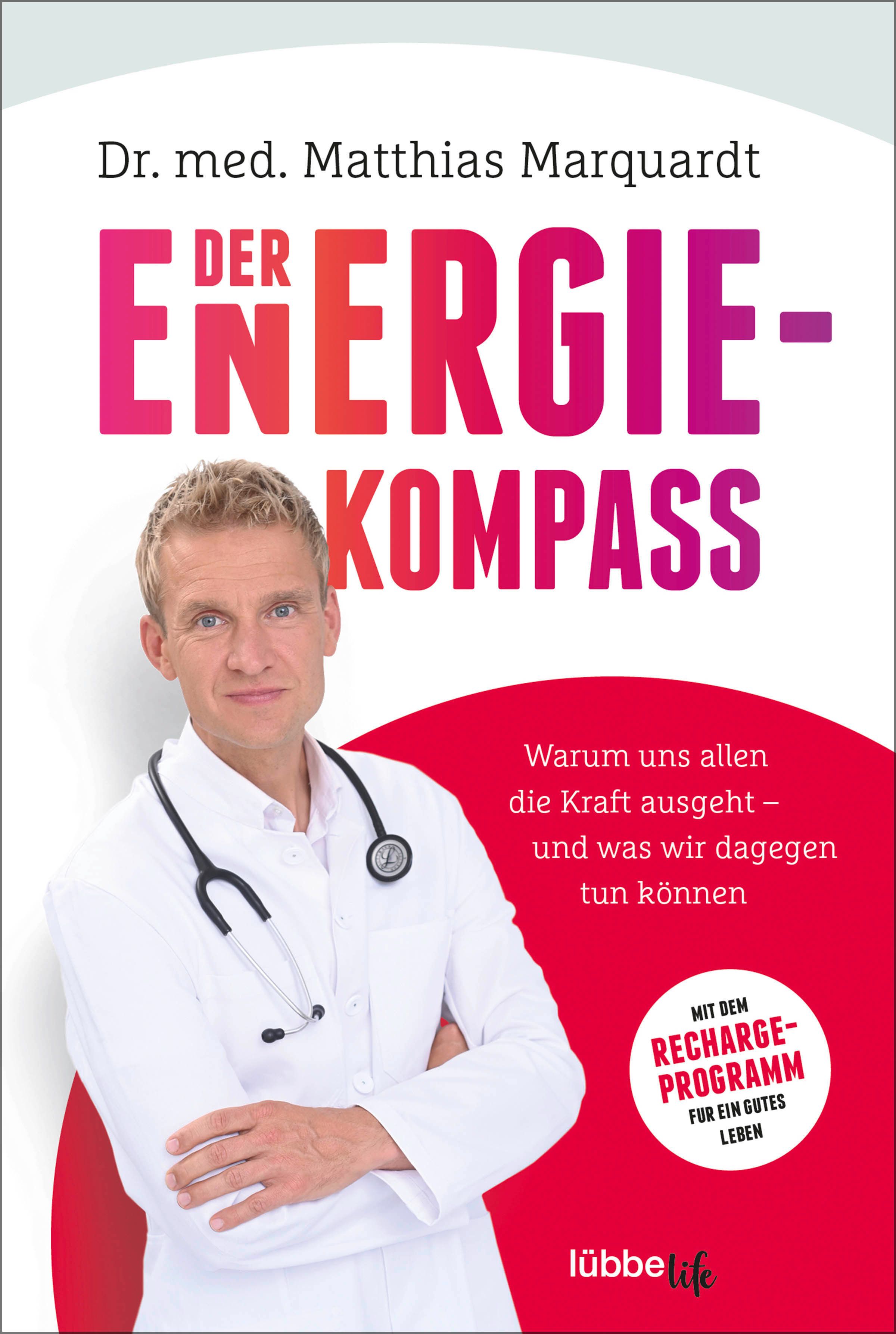 Buchcover: "Der Energiekompass" von Dr. med. Matthias Marquardt. Ein Arzt mit Stethoskop. Roter Hintergrund mit Text. Logo "lübbe life".