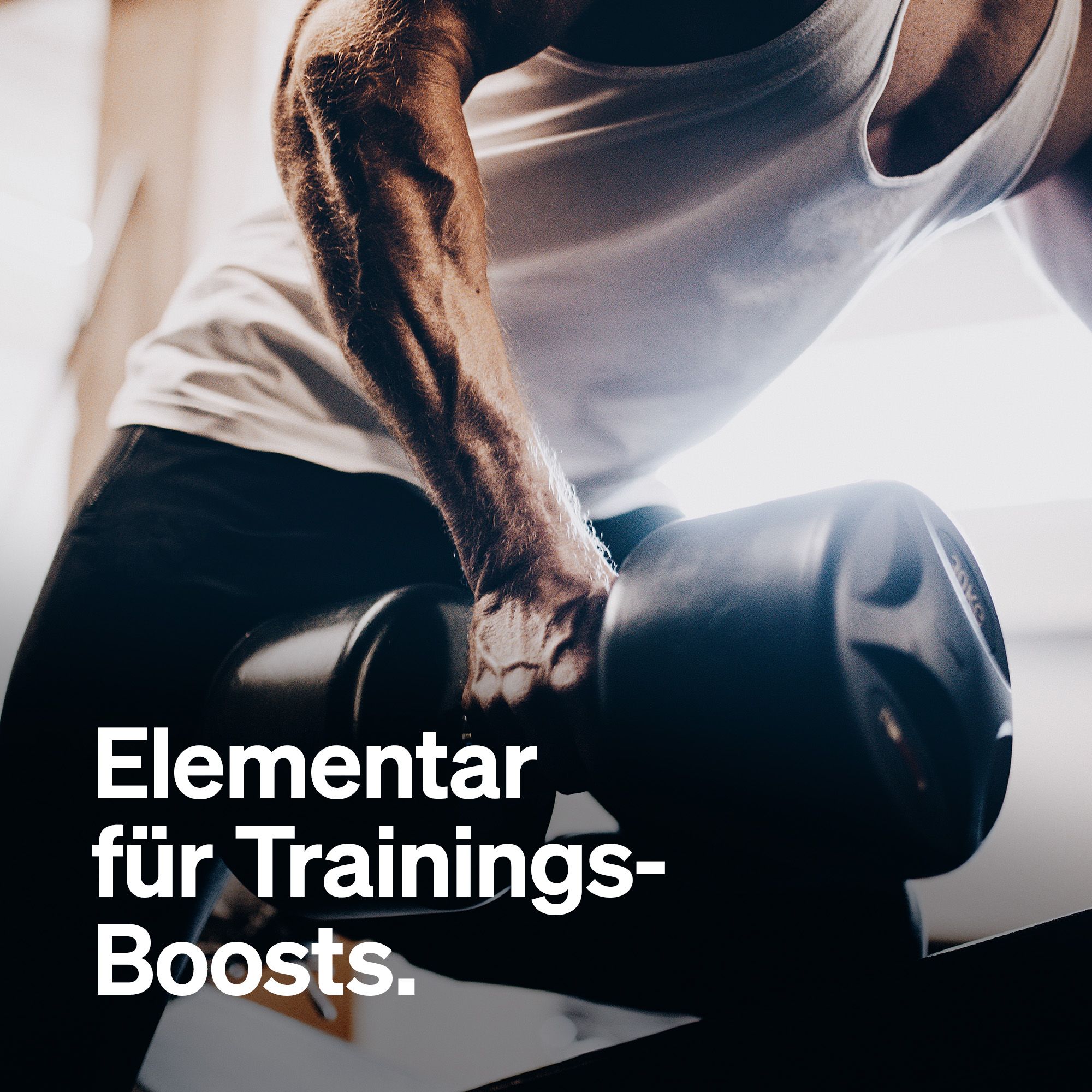 Person hebt Hantel. Text: Elementar für Trainings-Boosts.