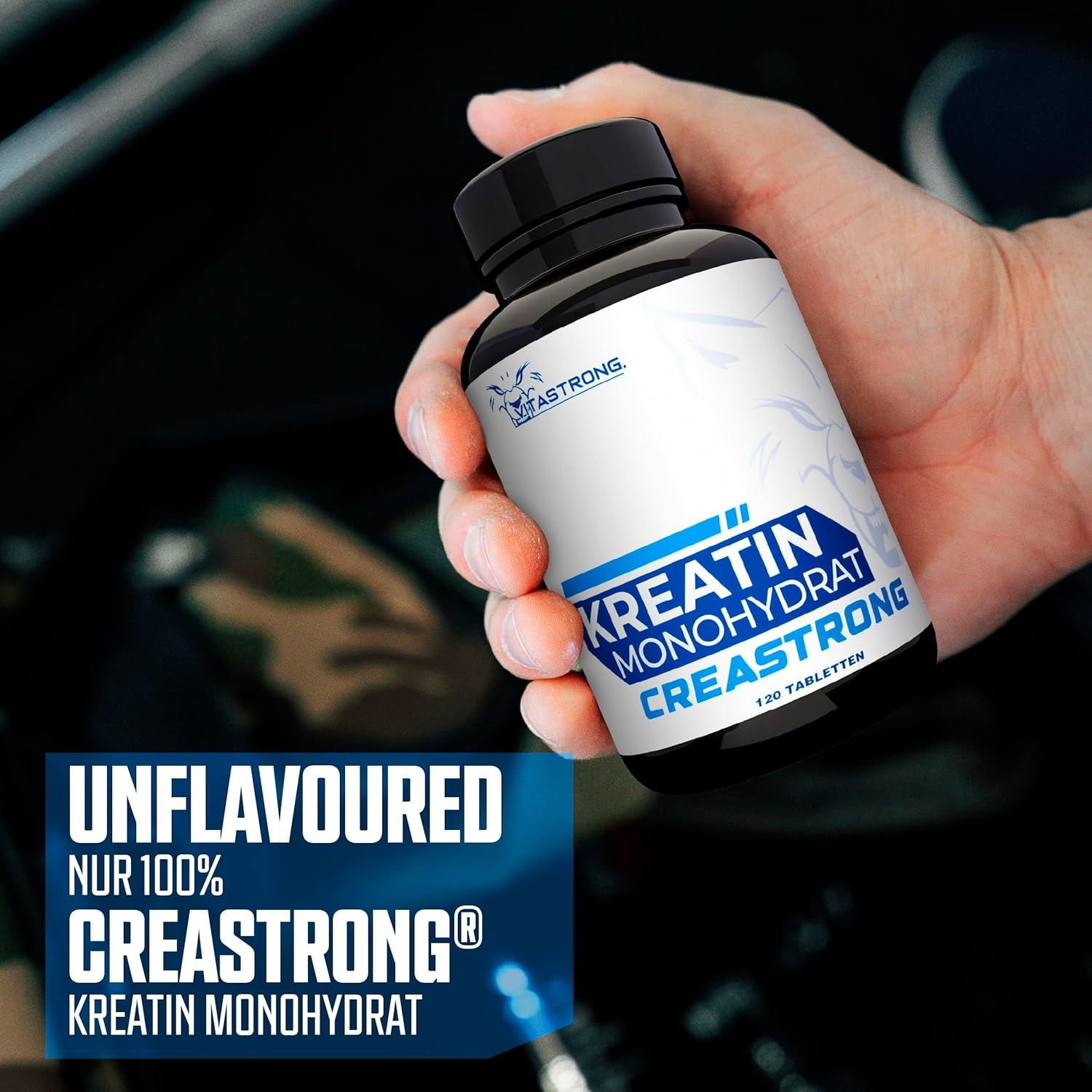 Hand hält schwarze Flasche mit weißem Etikett. Text: Kreatin Monohydrat Creastrong, 120 Tabletten. Ungewürzt.
