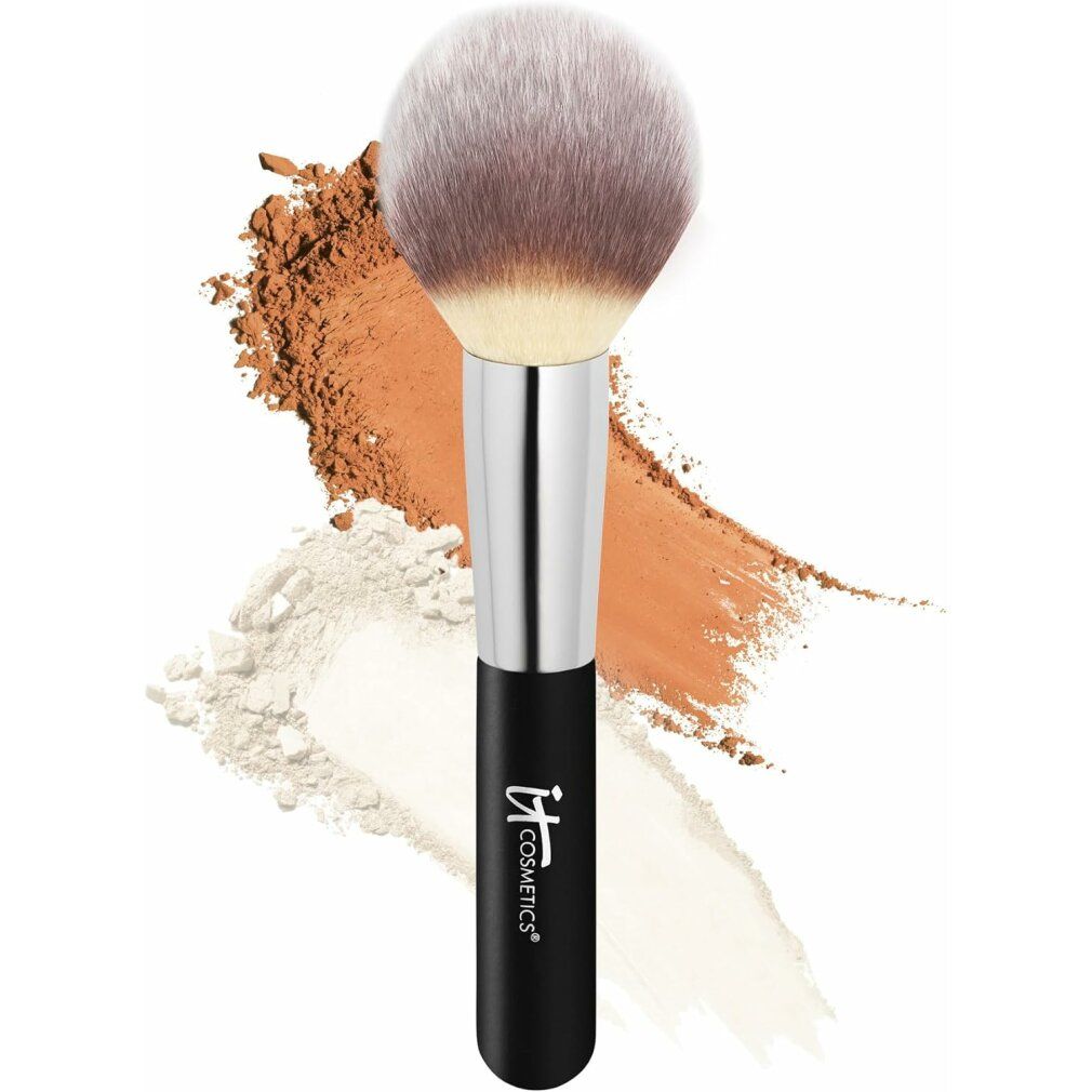 Puderpinsel mit rundem Kopf. Schwarzer Griff mit IT Cosmetics Logo. Puderfarben im Hintergrund.