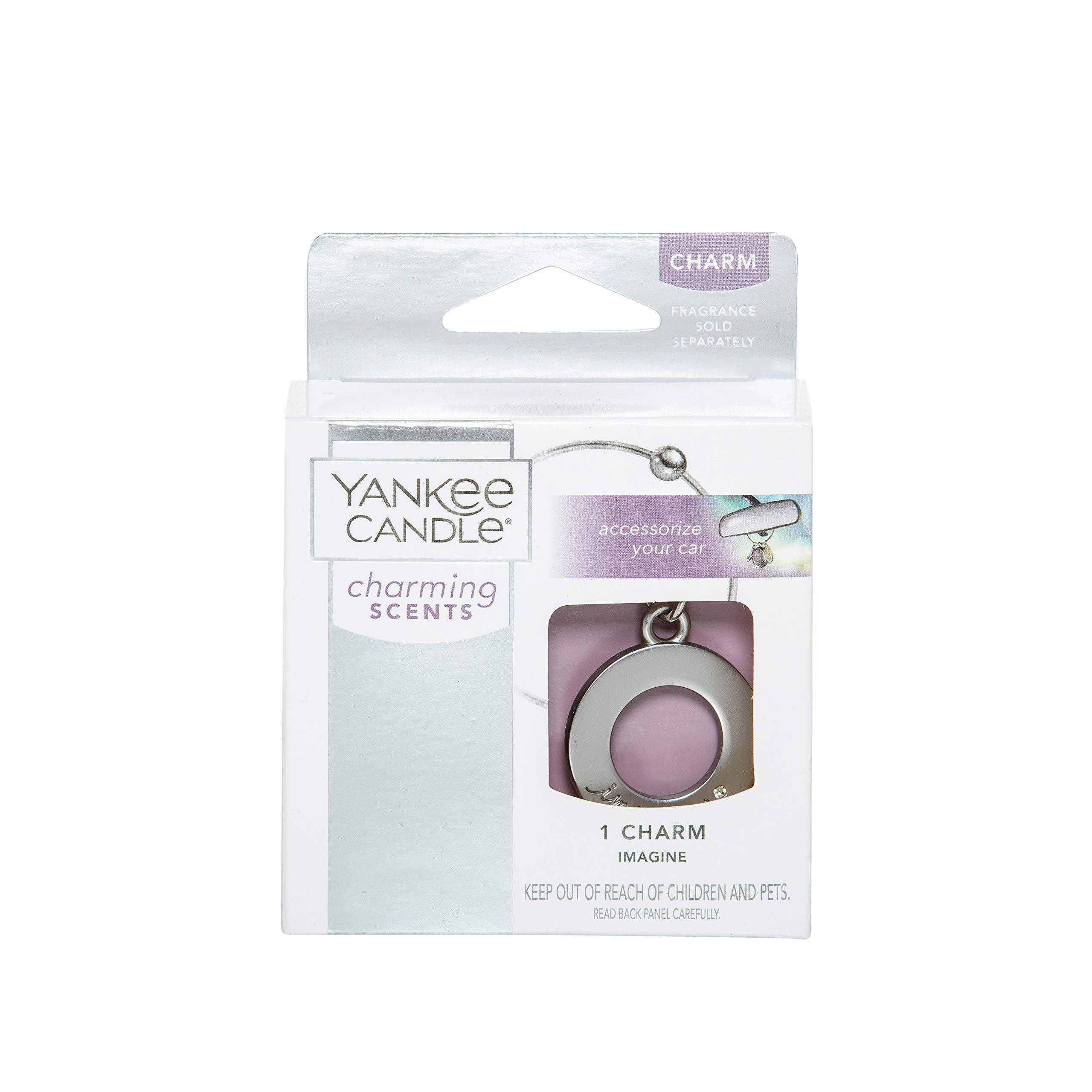 Verpackung mit Anhänger. Silberner Anhänger mit Loch, Text: CHARM, Yankee Candle Charming Scents.