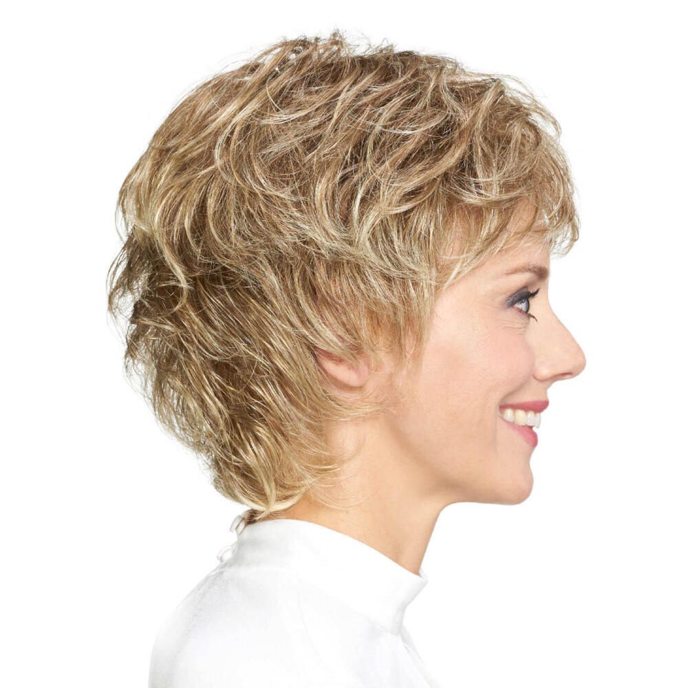 Blonde, gewellte Kurzhaarperücke auf einer Frau. Seitenansicht, Frau lächelt.