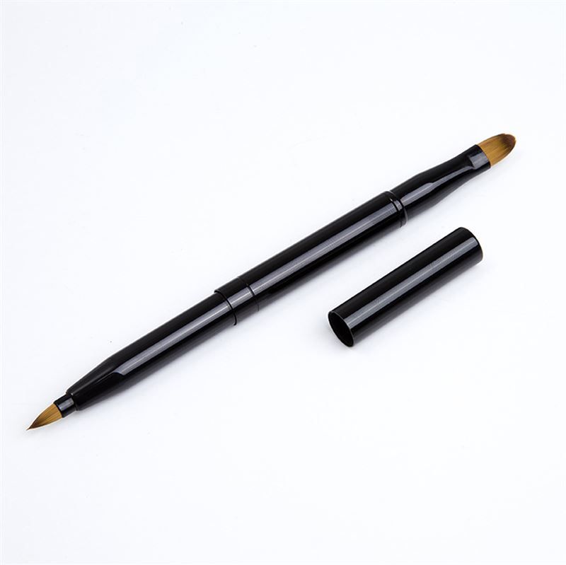 Doppel-Lippenapplikator. Schwarzer Stift mit zwei Pinselspitzen und abnehmbarer Kappe. Auf weißem Hintergrund.