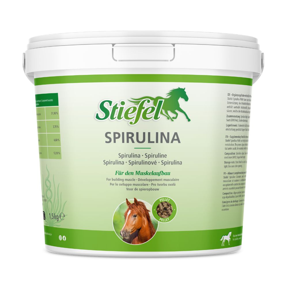 Weißer Eimer mit grünem Etikett. Aufschrift: Stiefel Spirulina. Enthält Pellets. Bild eines Pferdes. 1,5 kg.