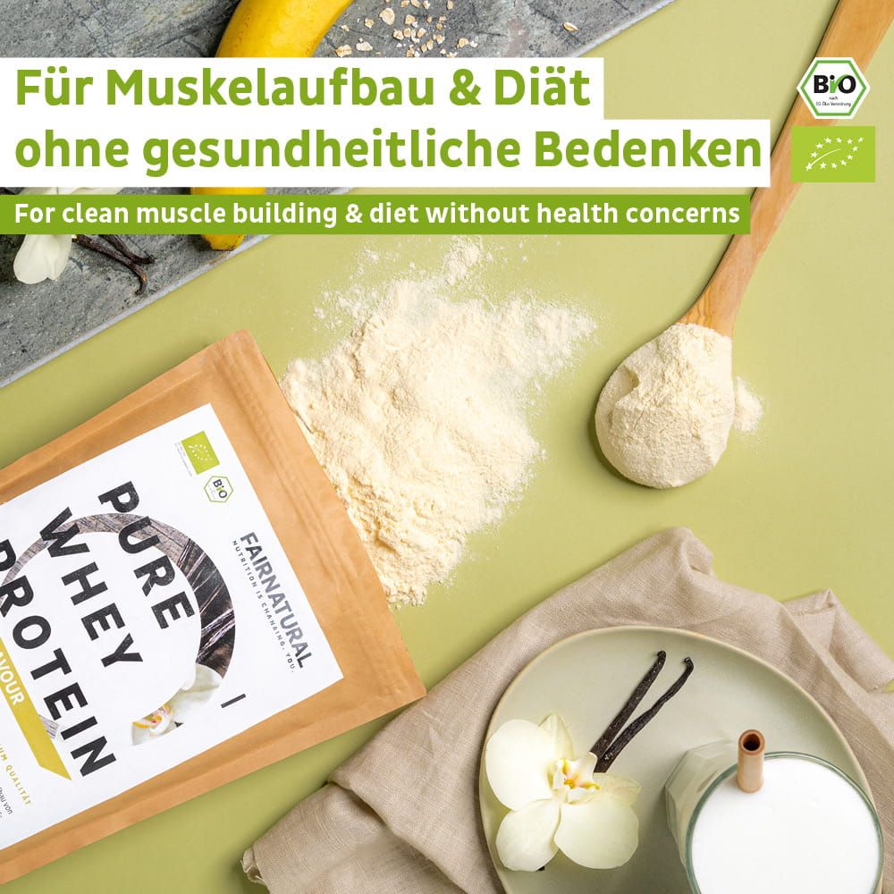 FAIRNATURAL Bio Whey Protein Vanille Geschmack Pulver auf Löffel und in Beutel, mit Vanille.
