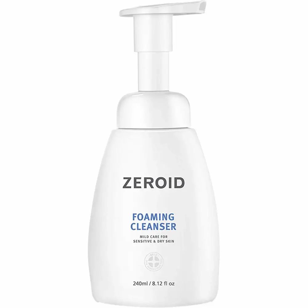 Weiße ZEROID Schaumreiniger-Flasche mit Pumpe. Text: FOAMING CLEANSER, mild care for sensitive & dry skin. 240ml/8.12 fl oz.