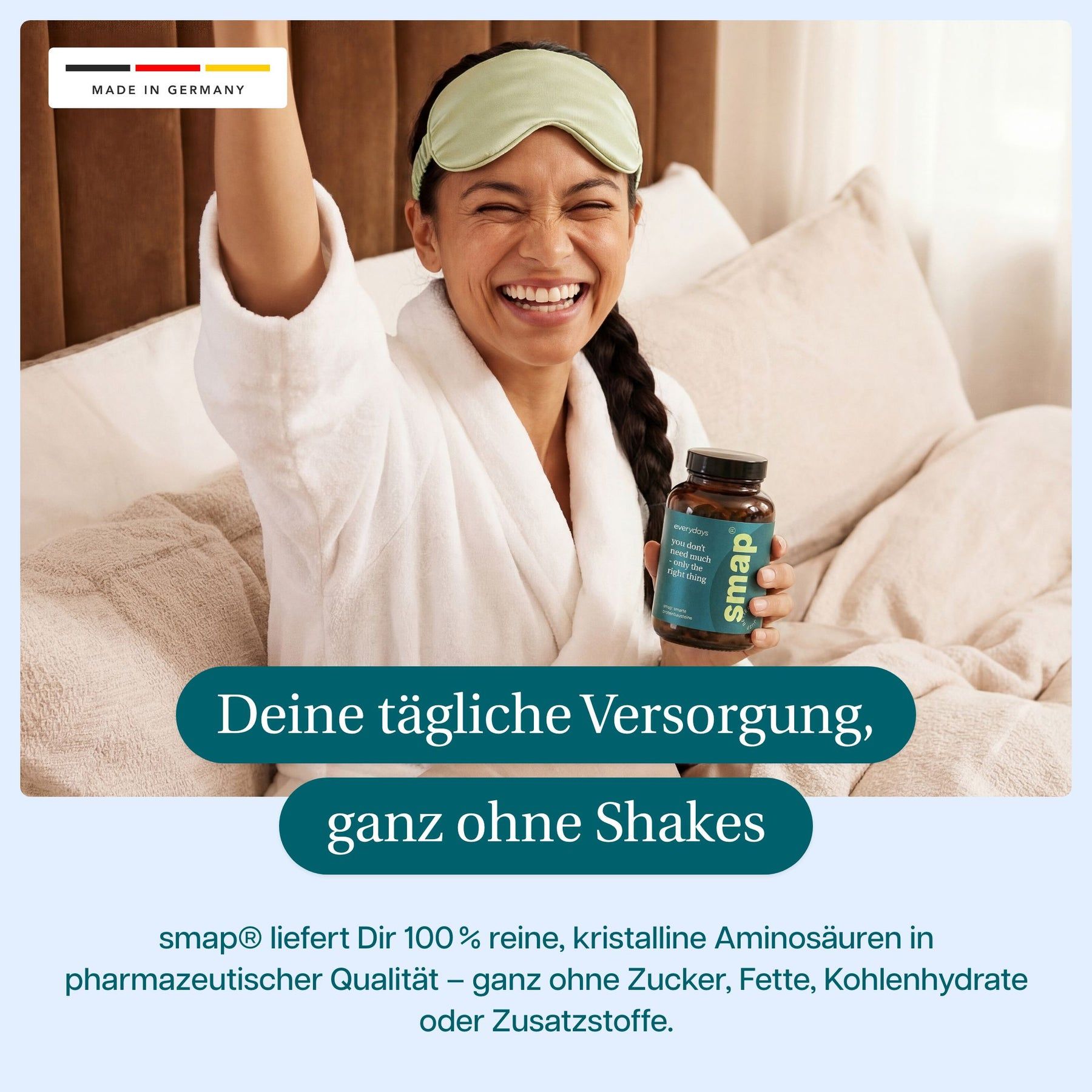 Person im Bademantel hält braune Glasflasche mit smap-Etikett. Text: "Deine tägliche Versorgung, ganz ohne Shakes".