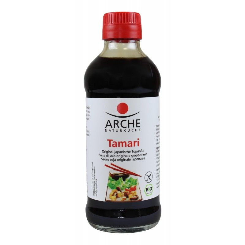 Braune Glasflasche mit rotem Deckel. Etikett mit "ARCHE Naturküche Tamari". Aufschrift: Original japanische Sojasoße. Bio-Siegel.