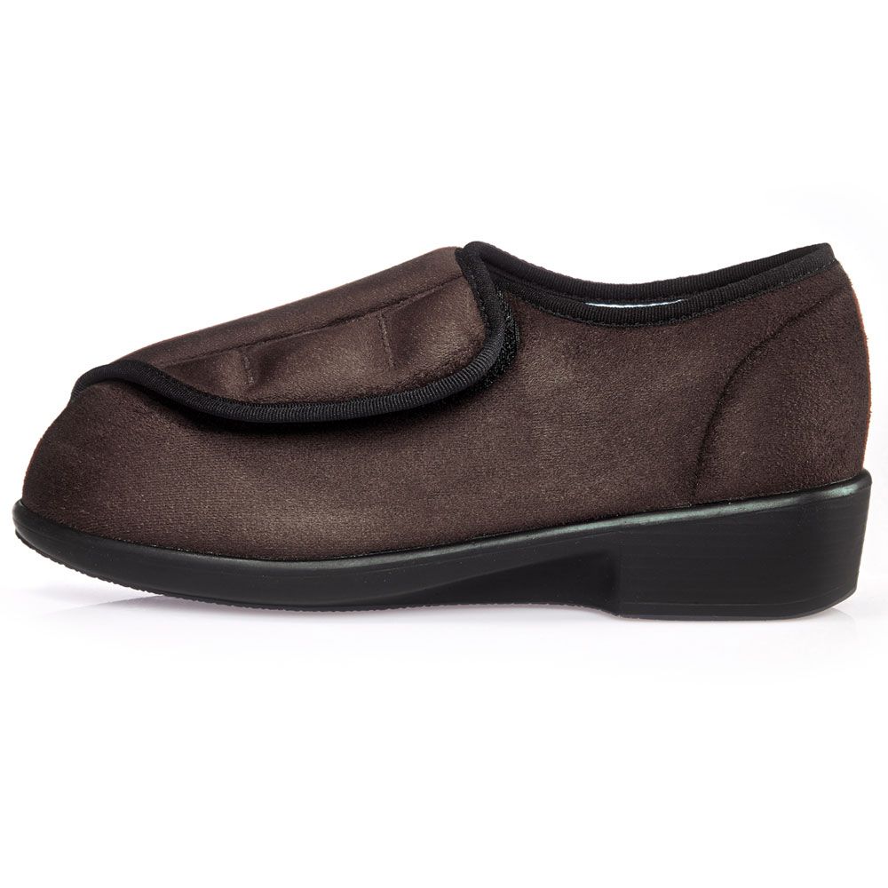 Brauner Halbschuh, Seitenansicht. Schwarze Sohle und Klettverschluss. Stoffoberfläche.