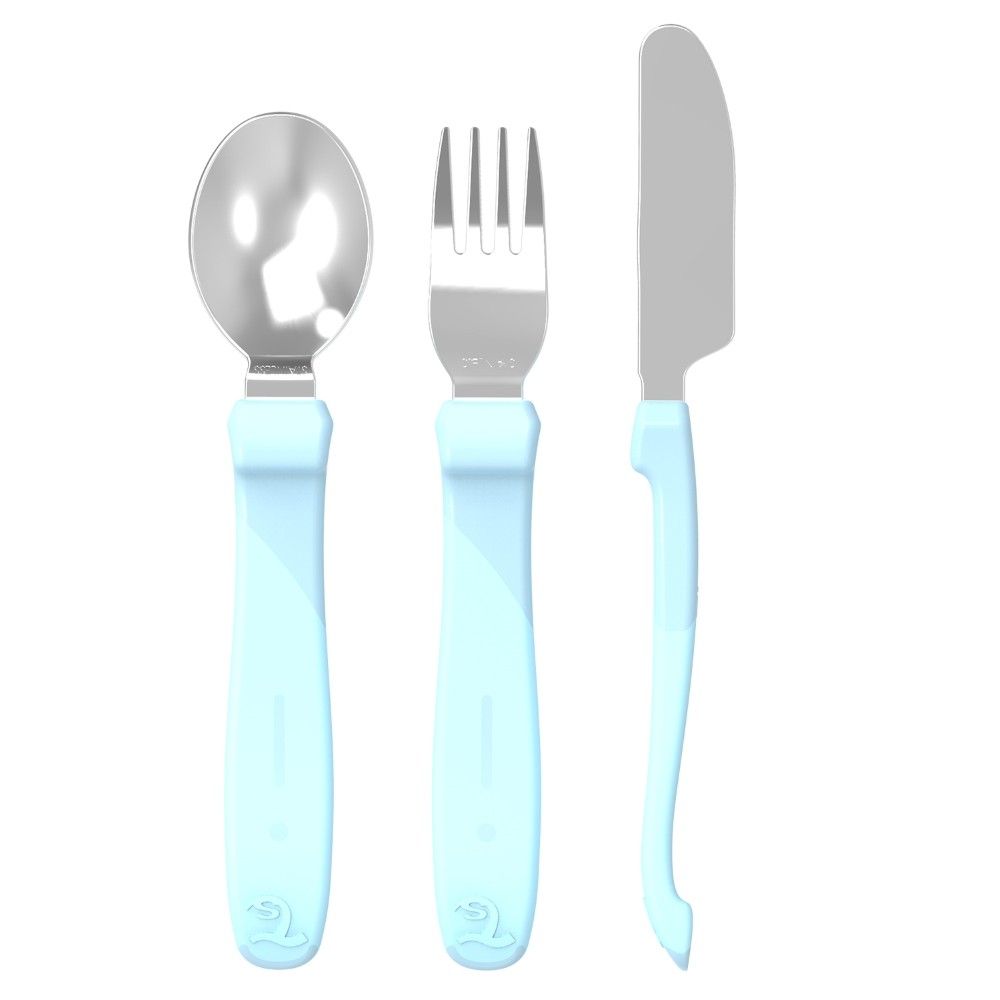 Esslern-Besteck aus Edelstahl: Messer, Gabel und Löffel. Hellblaue Griffe. Edelstahl-Essbereich. Abgerundetes Messer.