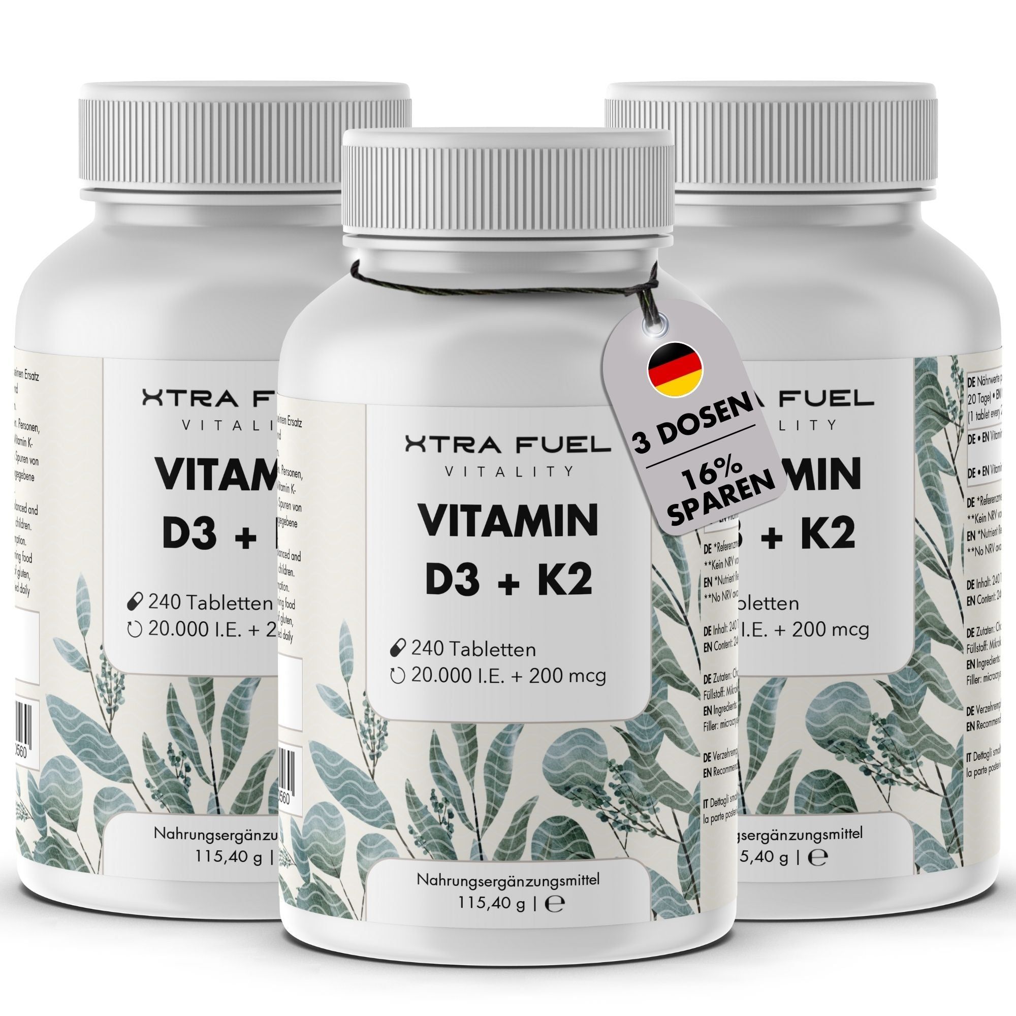 Drei Flaschen Vitamin D3 + K2. Eine mit Etikett: 3 Dosen, 16% sparen. Deutsche Flagge.
