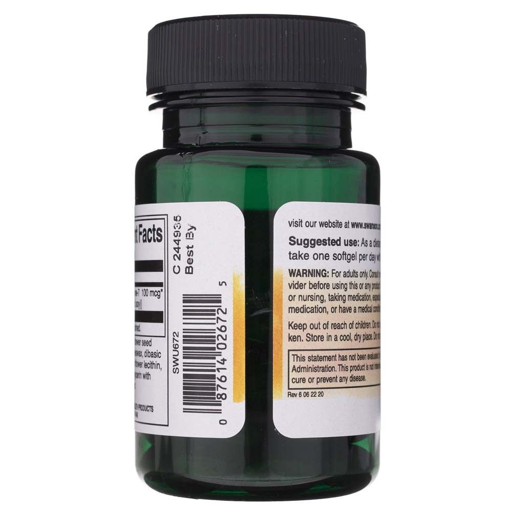 Rückseite einer grünen Flasche mit Swanson Vitamin K2 Softgels. Enthält Nährwertangaben und Anwendungshinweise.