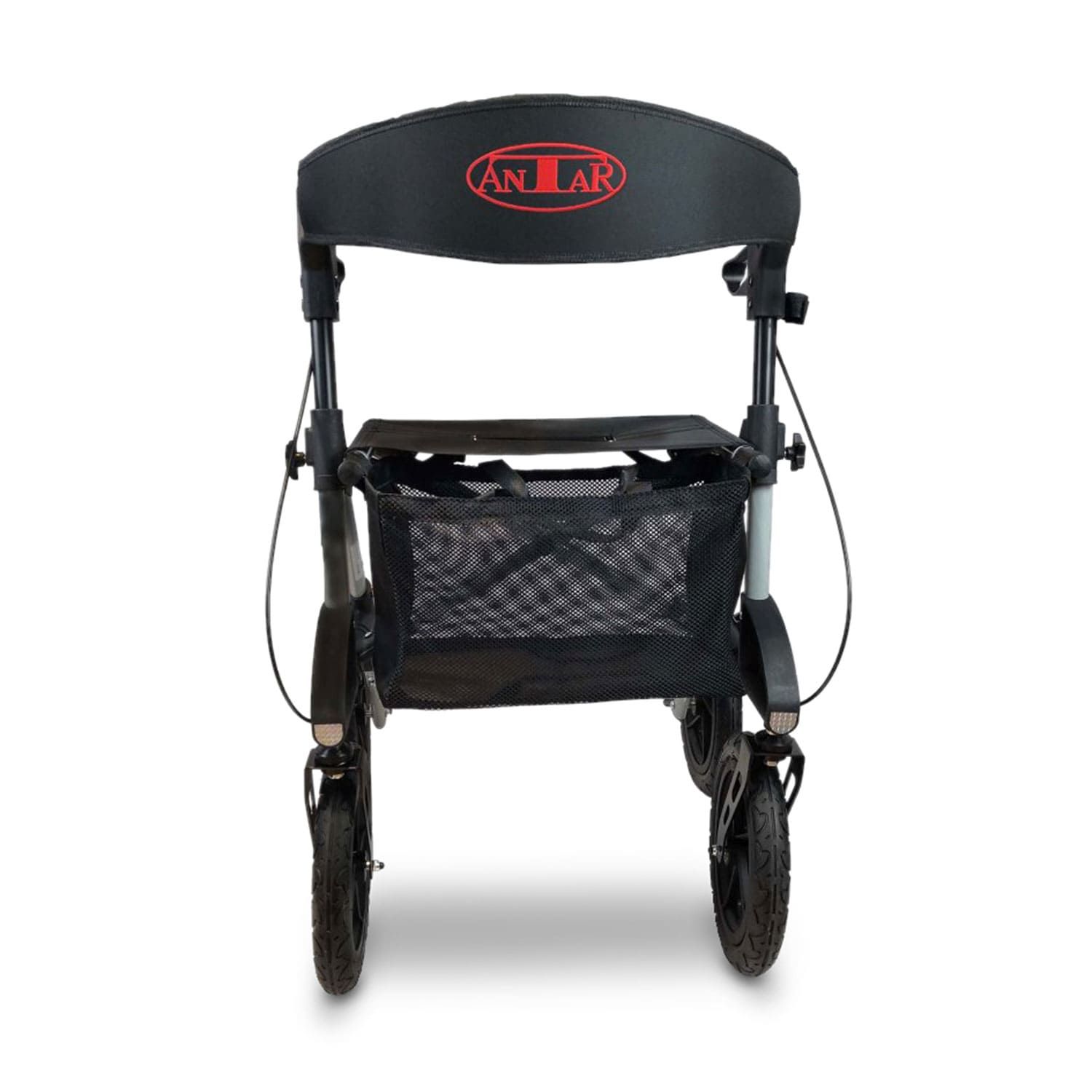Rollator mit vier Rädern, schwarzem Sitz, Korb und Rückenlehne. Roter Schriftzug ANLAR auf der Rückenlehne.