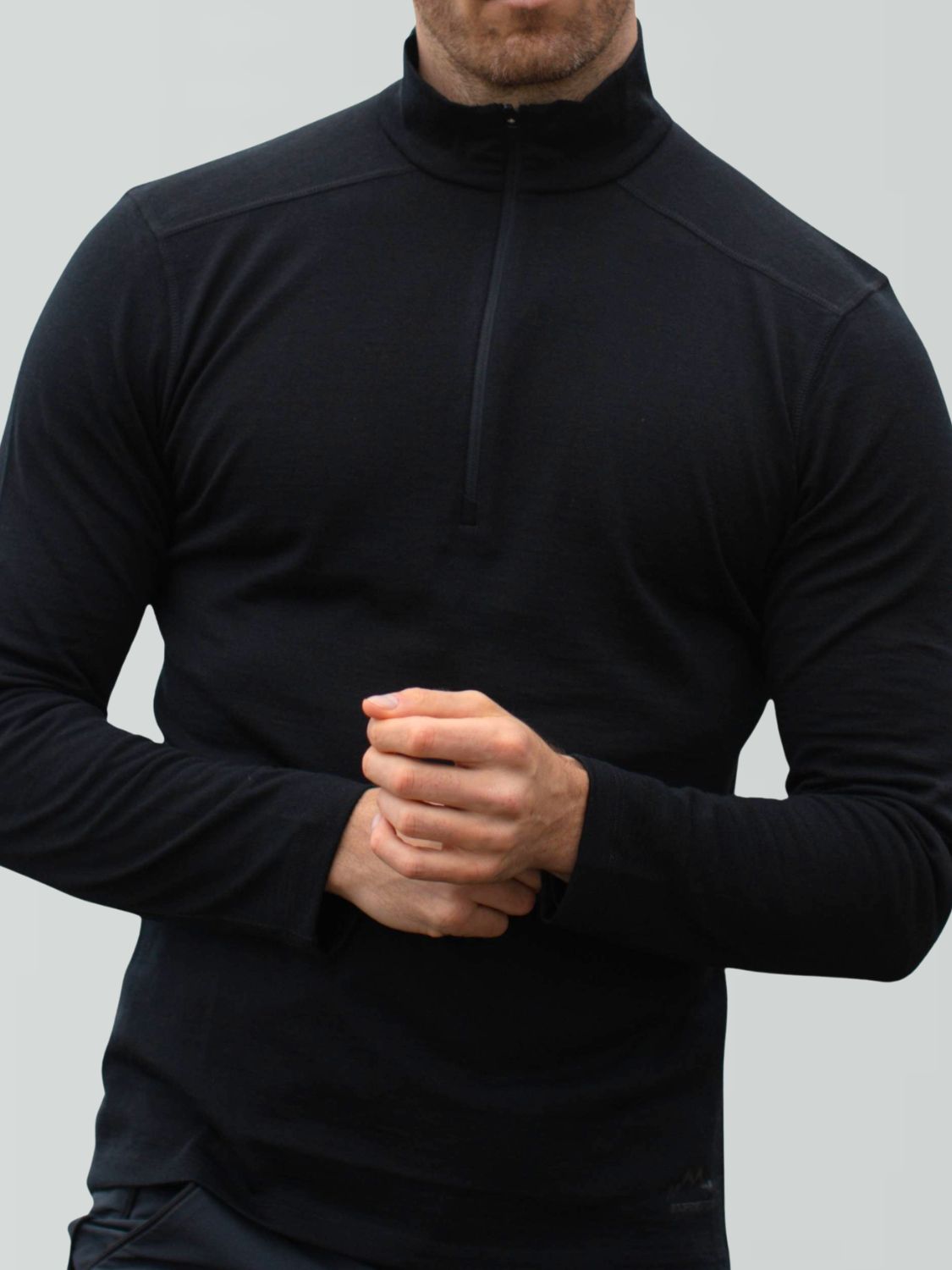 Herren-Merino-Pullover in Schwarz, Ansicht von vorne mit Fokus auf den Reißverschlusskragen.