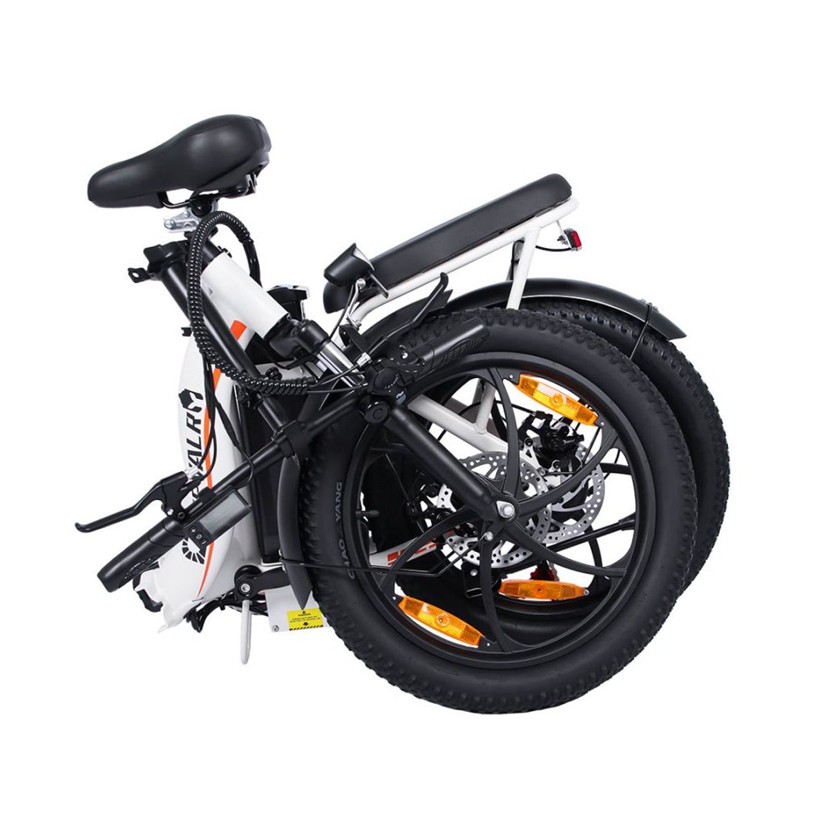 Gefaltetes Elektrofahrrad, weiß mit schwarzen Reifen. Sichtbar: Sattel, Gepäckträger, Scheibenbremsen.