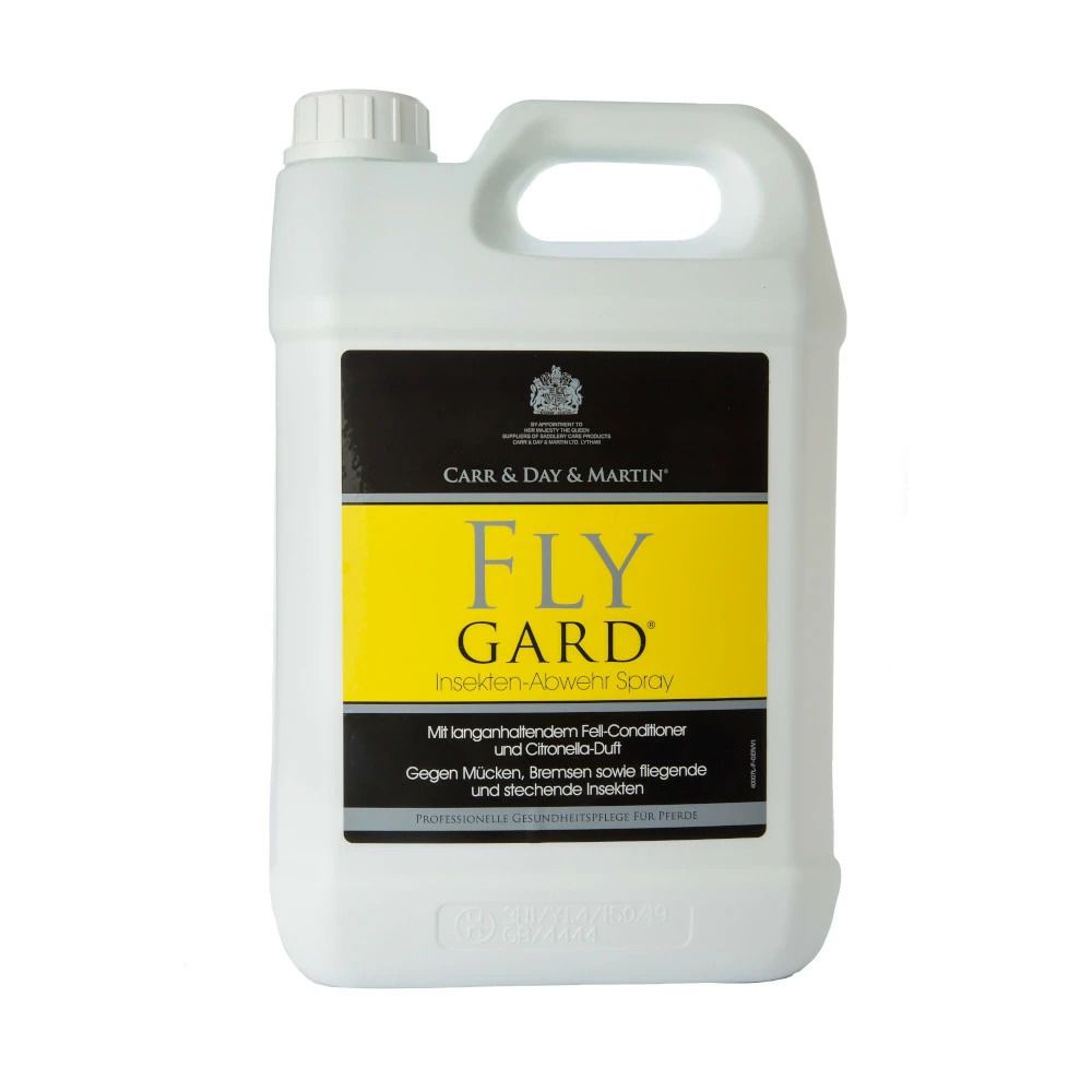 Weißer Kanister mit Griff. Schwarzes Etikett mit gelbem Feld und Schriftzug FLY GARD. Text: Insekten-Abwehr Spray. Marke: Carr & Day & Martin.