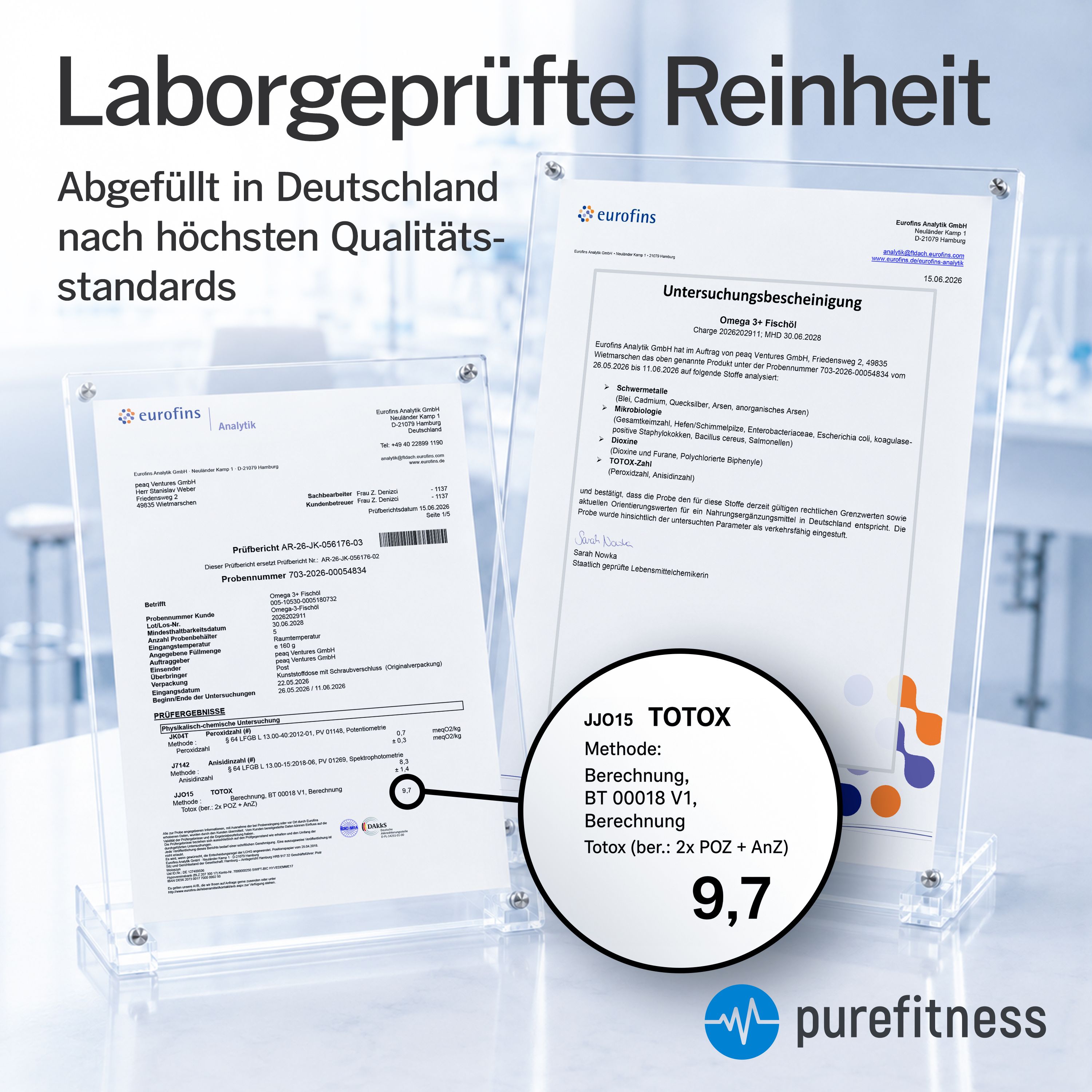 Zwei Laborberichte in Acrylrahmen, einer mit Lupe auf Testergebnis 9,7 fokussiert. "purefitness" Logo unten rechts.