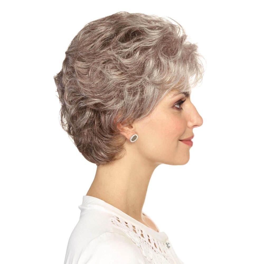 Perücke MONACO von DELUXE. Kurze, graue Kunsthaarperücke mit gewellter Struktur. Seitenansicht einer Frau.