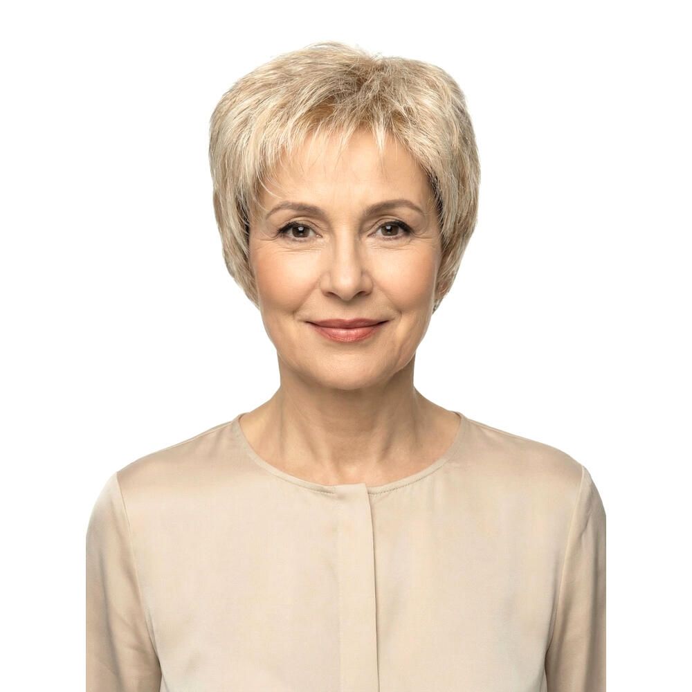 Kurzhaarperücke, blond, auf einer Frau. Frontansicht. Die Frau trägt ein helles Oberteil.