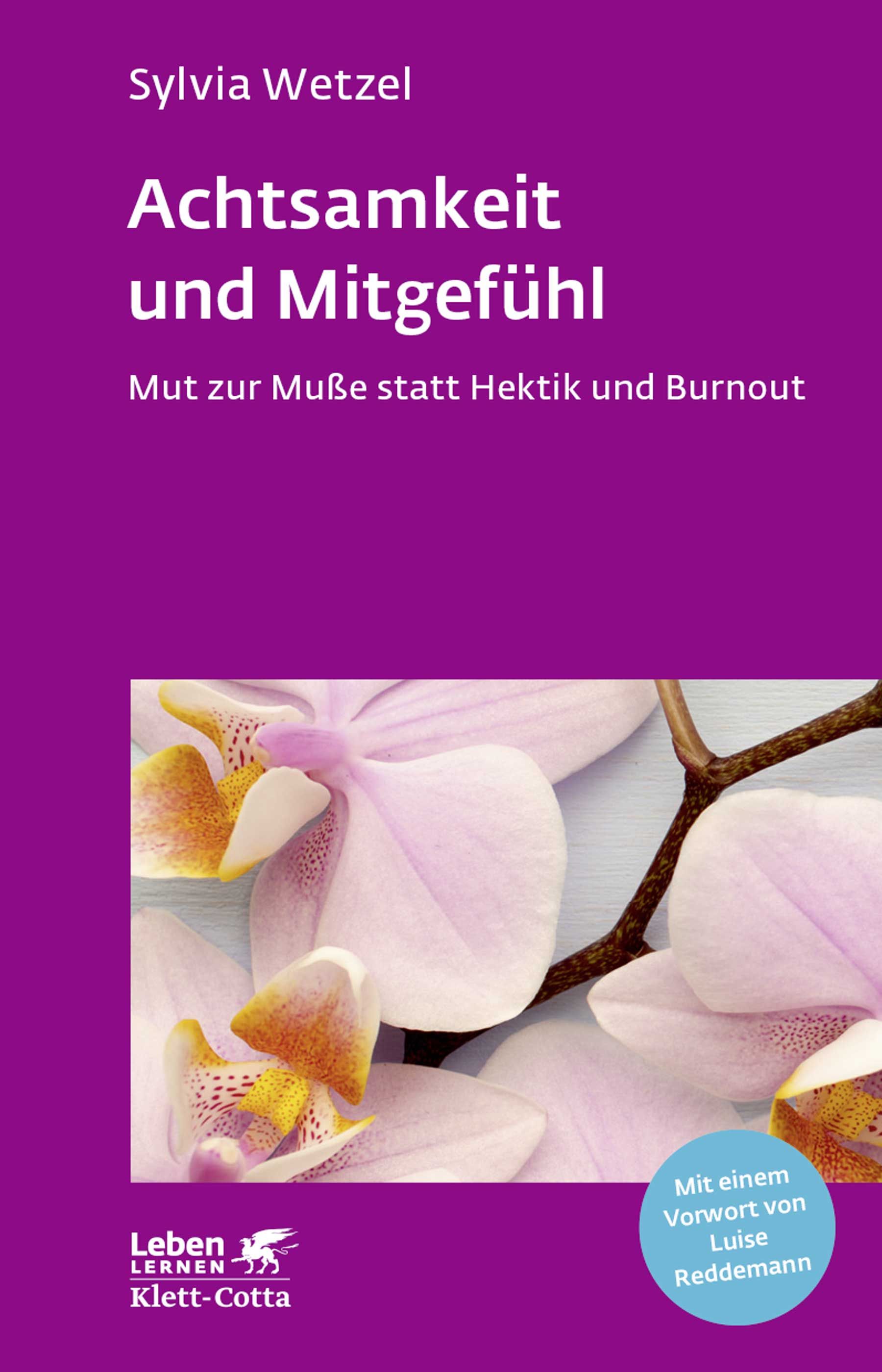 Buchcover mit Titel: Achtsamkeit und Mitgefühl. Autorin: Sylvia Wetzel. Auf lila Hintergrund Orchideenblüten. Verlag Klett-Cotta.