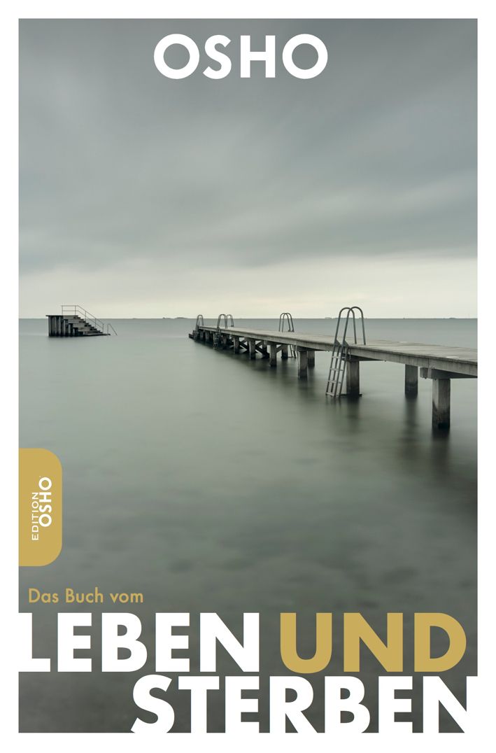 Buchcover mit Titel "Das Buch vom Leben und Sterben". Oben "OSHO" in Weiß. Steg im Meer, grauer Himmel.