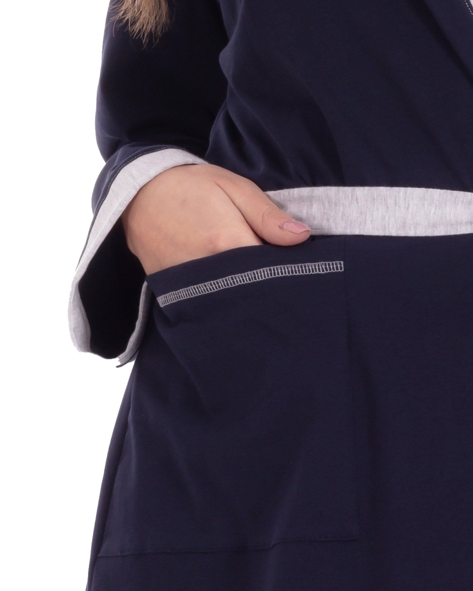 Detailansicht: Blaue Bio-Baumwolle Morgenmantel, grauer Saum, Tasche mit Naht.