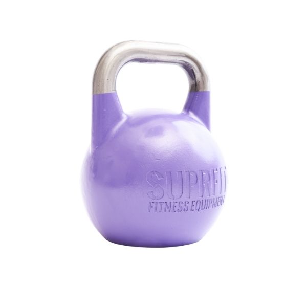 Lila Kettlebell mit silbernem Griff. Aufschrift SUPRFIT FITNESS EQUIPMENT. Ansicht von der Seite, isoliert auf weißem Hintergrund.
