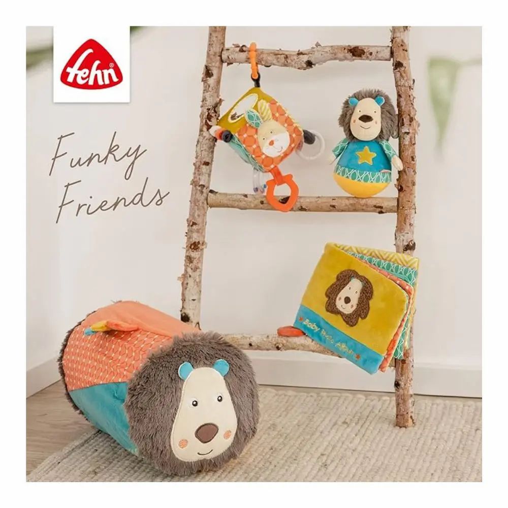 Verschiedene Spielzeuge mit Löwenmotiv. Stoffwürfel, Kuscheltier, Decke. Marke 'Fehn' und Schriftzug 'Funky Friends'.